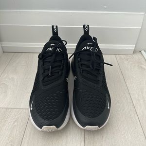 Black Nike Air 270 in good condition
Size 6.5